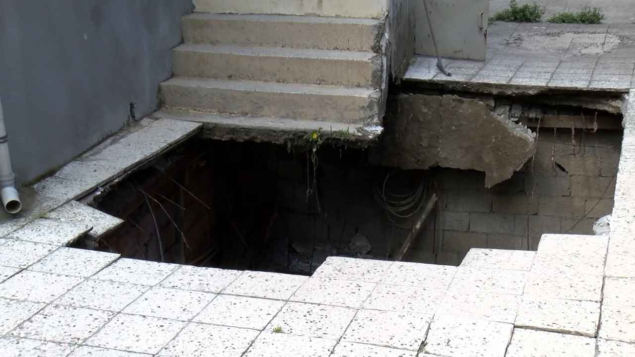 Pendik'te 4 Katlı Binanın Bahçesinde Çökme Olayı