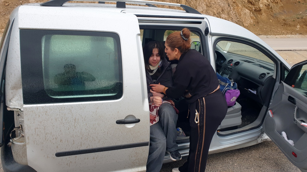 Kaza Geçiren Kişi Eşyalarını Toplamaya Çalıştı