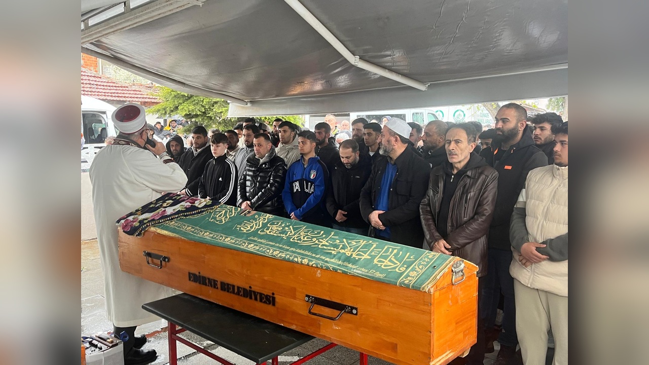 Edirne'de Bıçaklanarak Öldürülen Genç Kız Toprağa Verildi