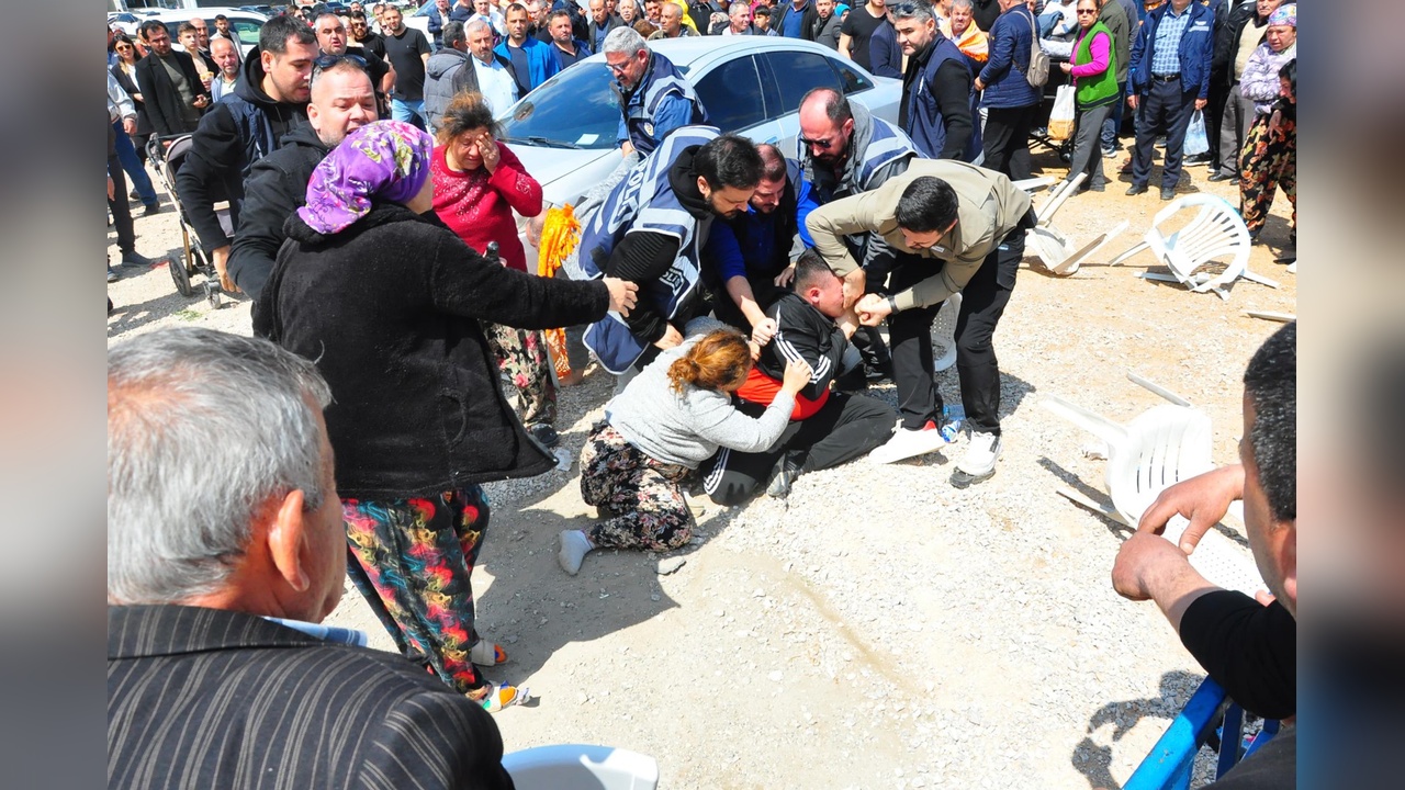 Manisa'daki Deve Güreşi Etkinliğinde Kavga Çıktı
