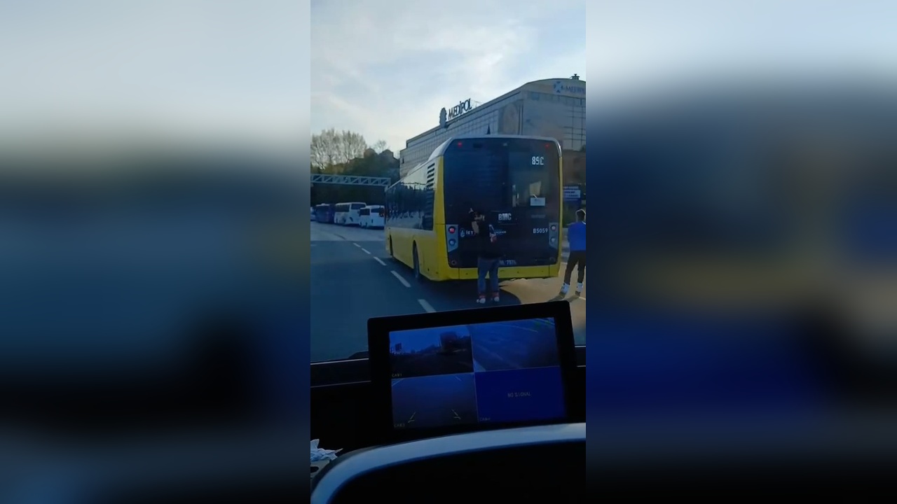 Fatih'te Patenciler İETT Otobüsüne Tutunarak Tehlikeli Yolculuk Yaptı