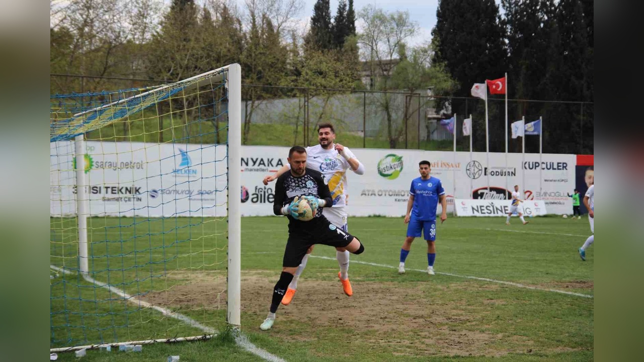 Beyoğlu Yeni Çarşı, Belediye Derincespor'u 3-0 Mağlup Etti
