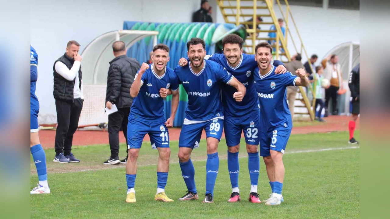 Pazarspor, Bayburt Özel İdarespor'u 3-0 Mağlup Etti