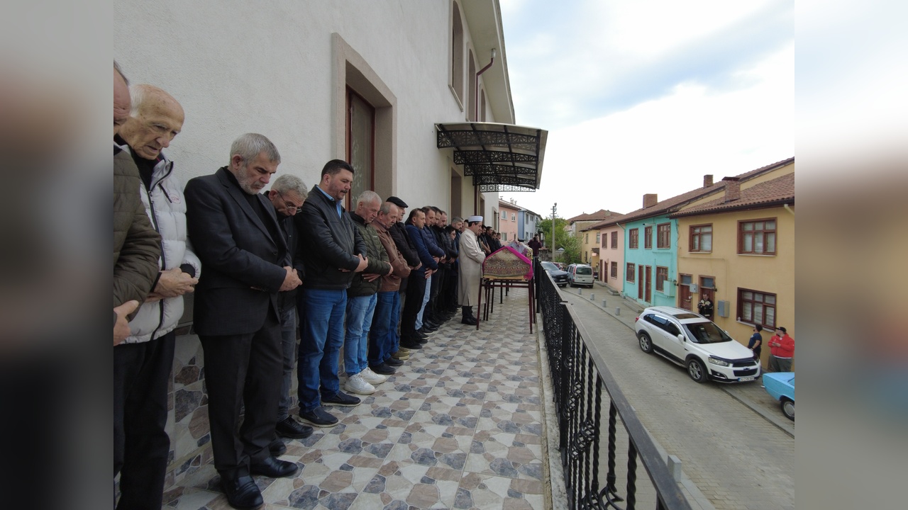 Düzce'de Trafik Kazasında Hayatını Kaybeden Üç Öğretmen Defnedildi