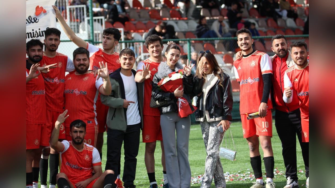Amatör Futbolcu, Maç Sonrası Evlilik Teklifiyle Dikkat Çekti