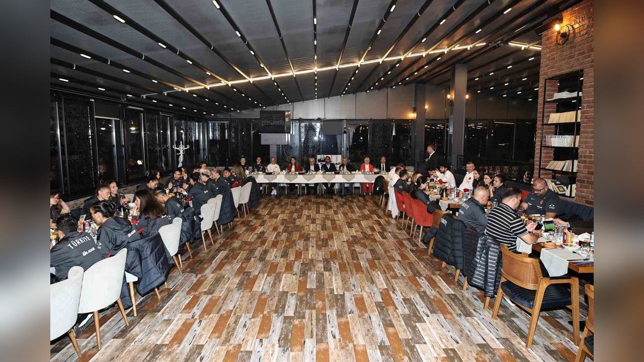 A Milli Kadın Futbol Takımı'na Sivas'ta Moral Yemeği Düzenlendi