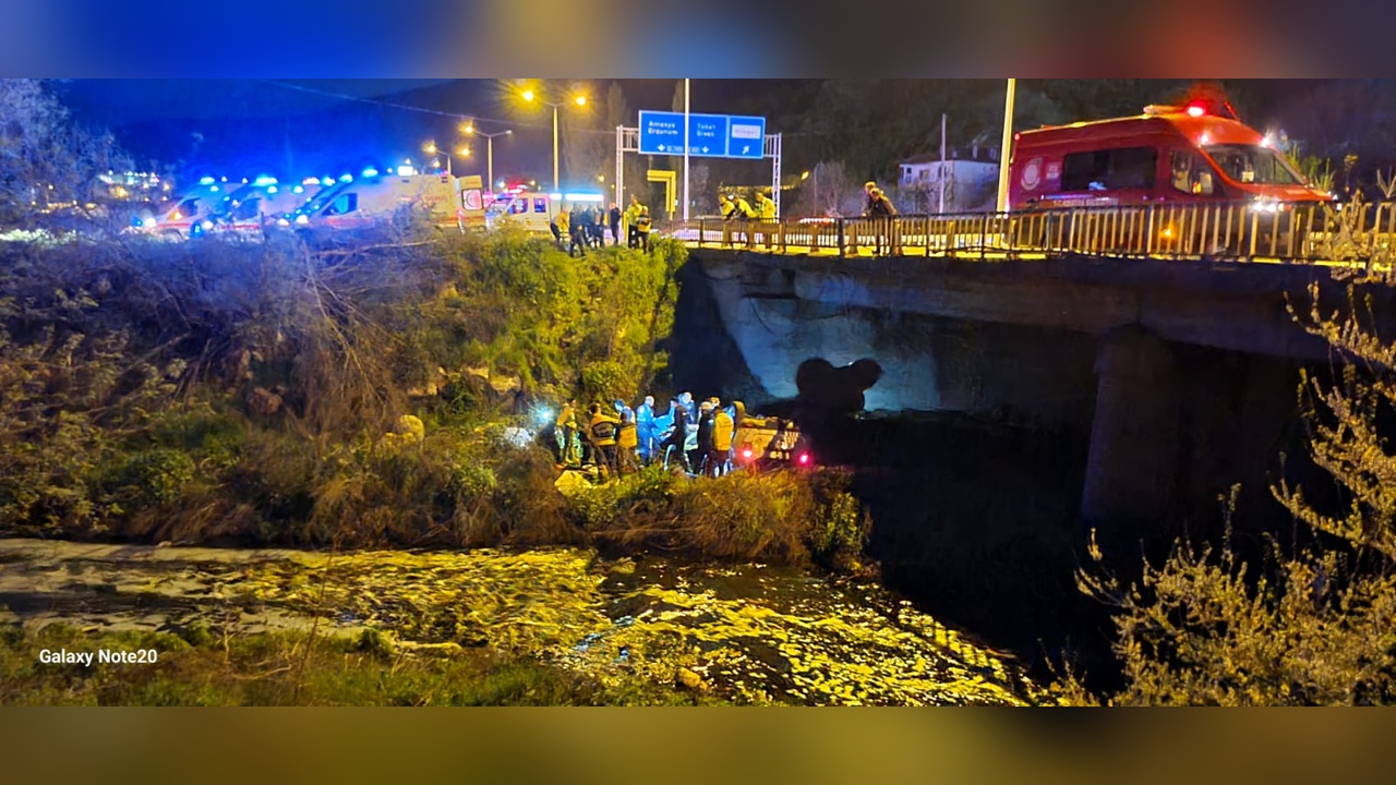 Amasya'da Otomobil Tersakan Çayı'na Düştü, 5 Kişi Yaralandı