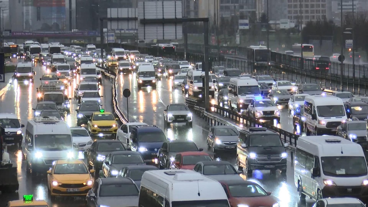 İstanbul'da Trafik Yoğunluğu Artıyor