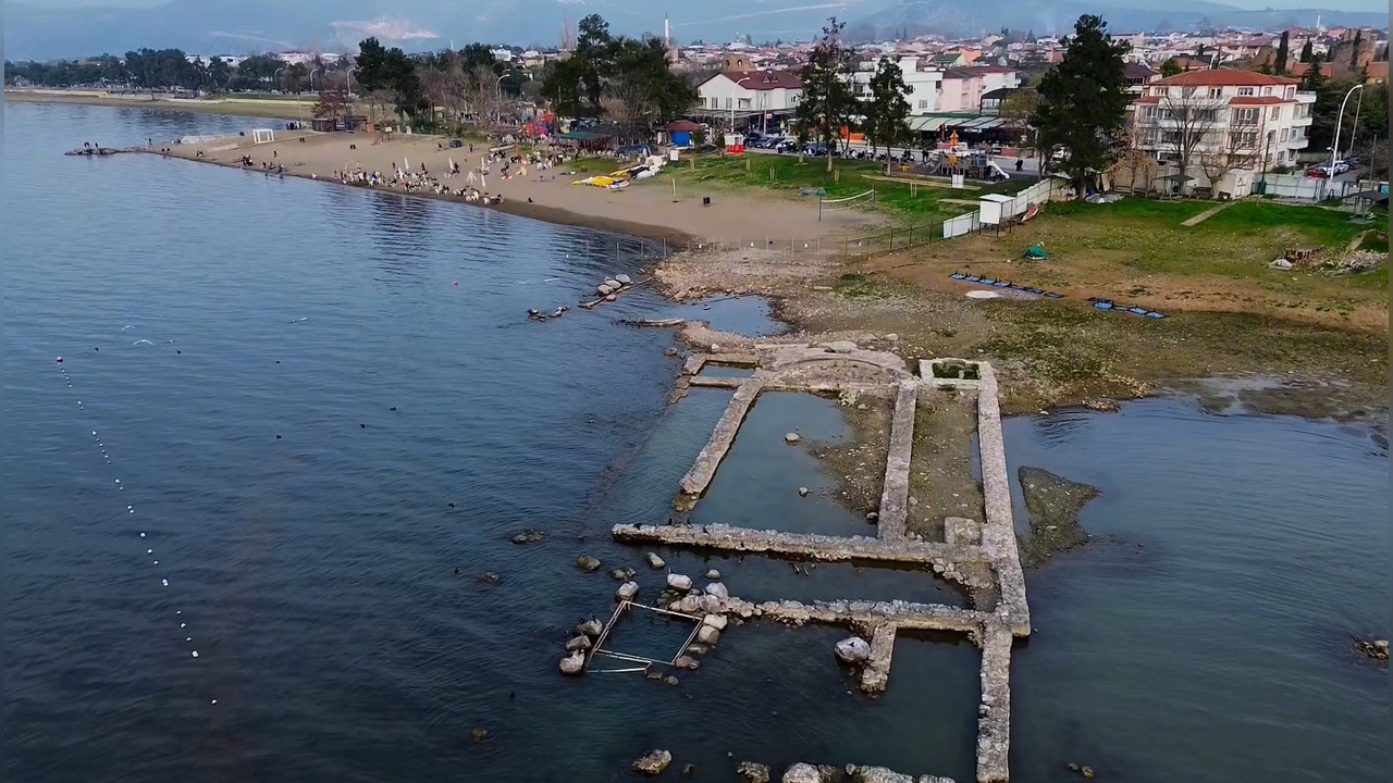 İznik Gölü'nde Kemençe ile Ağıt Yakan Genç Sanatçı