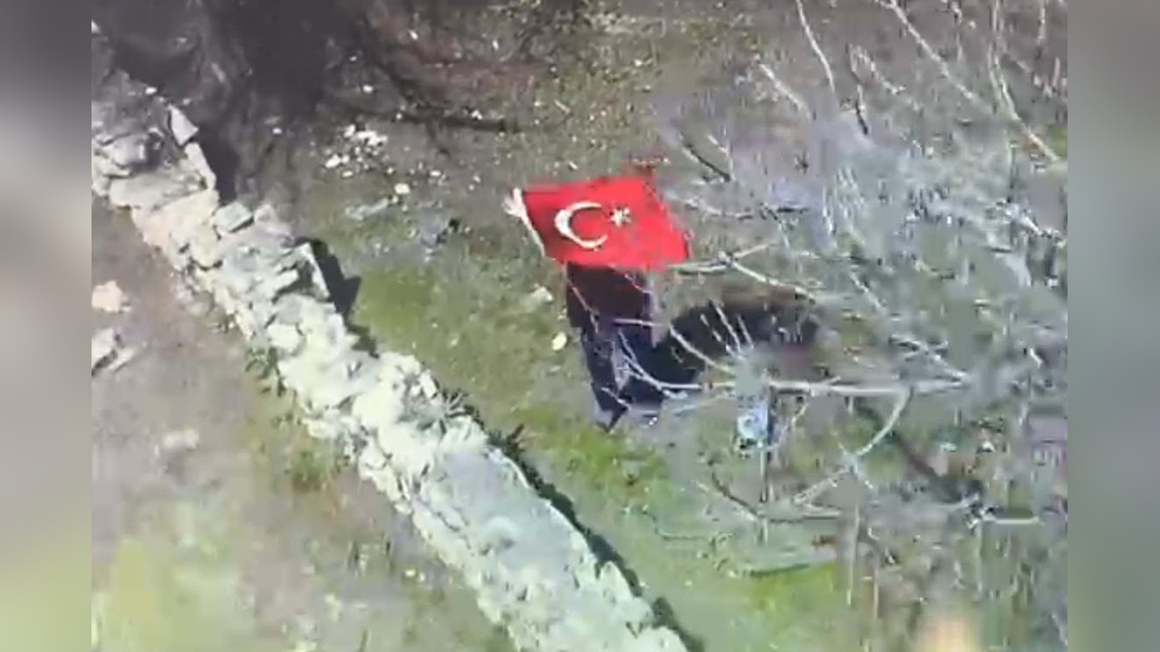 Türk Bayrağıyla Polis Helikopterine Selam Veren Kadına Ödül