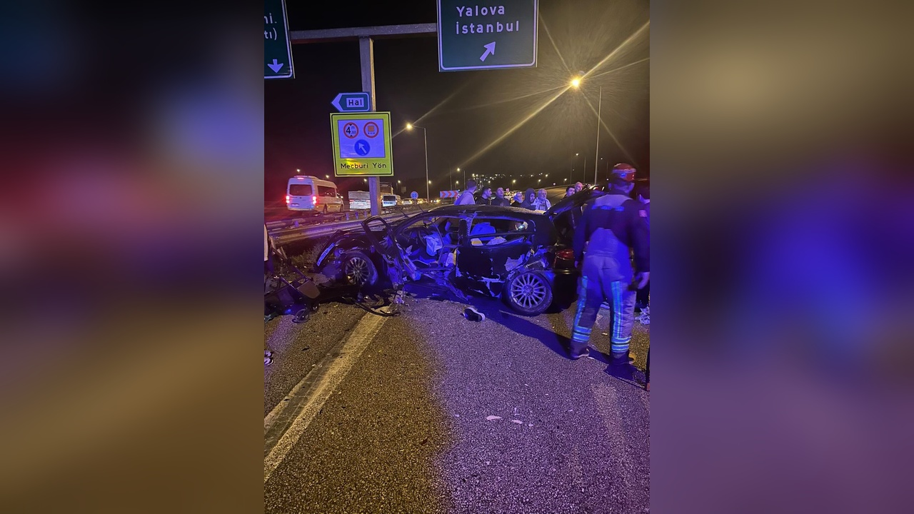 Bariyerlere Çarpan Otomobilde 1 Kişi Hayatını Kaybetti, 3 Kişi Yaralandı