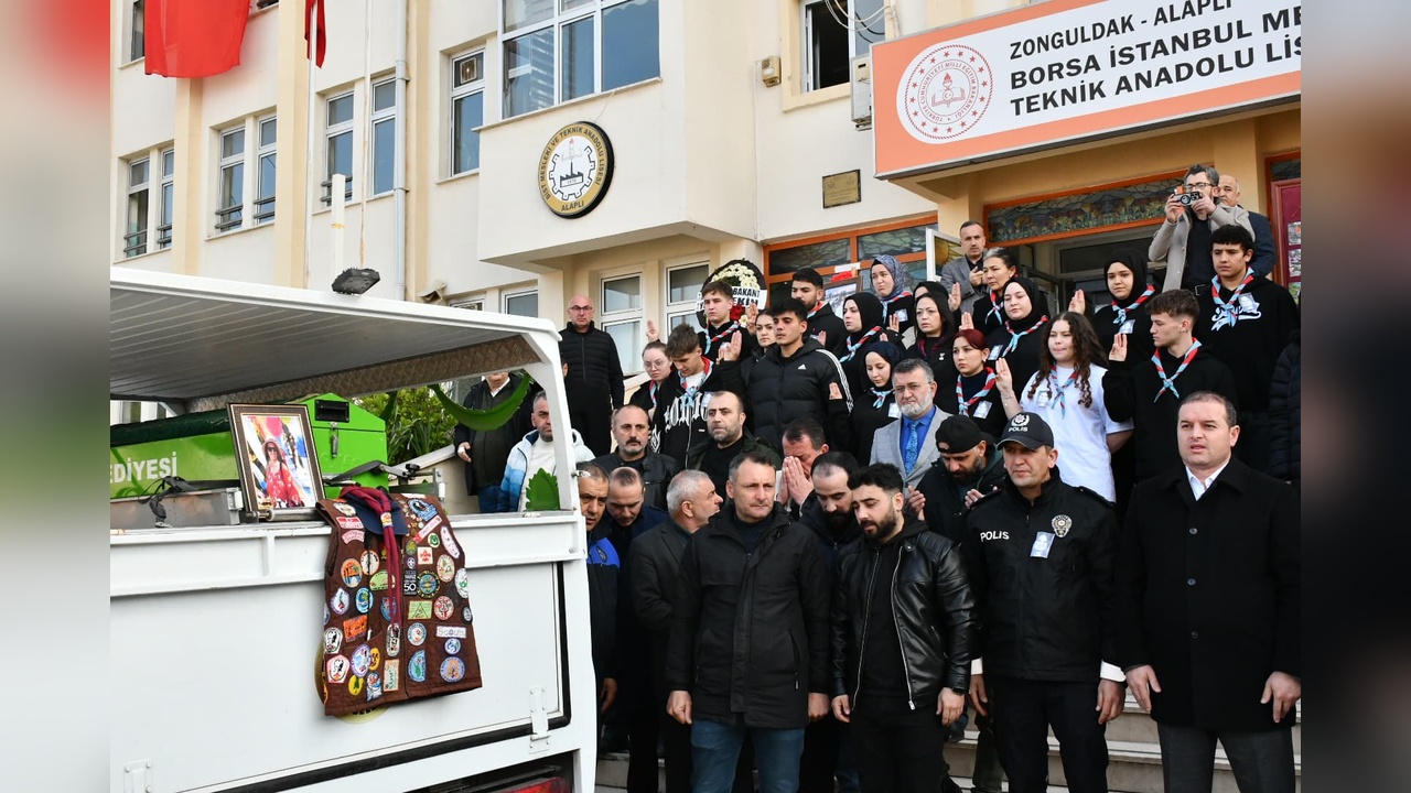 Vahide Öğretmen, Öğrencileri Tarafından İzci Selamıyla Anıldı