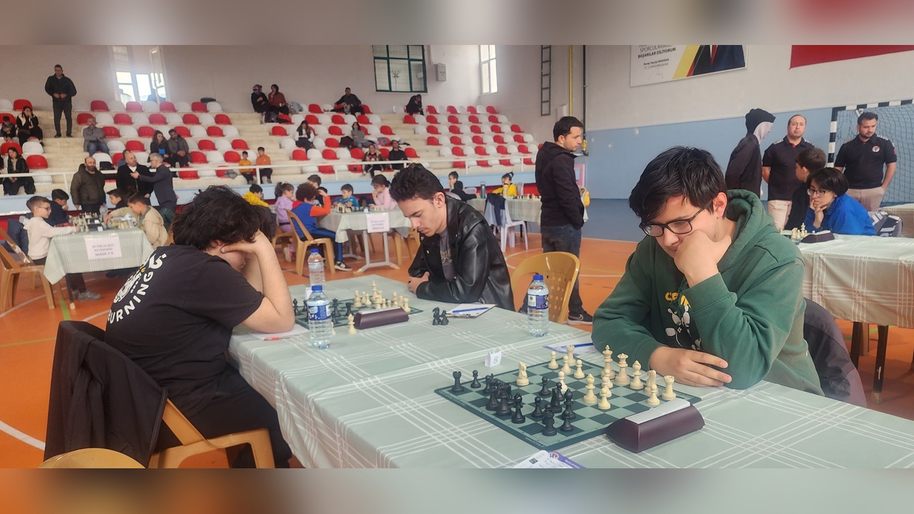 Bolu Mengen'de 220 Satranç Oyuncusu Madalya İçin Mücadele Etti