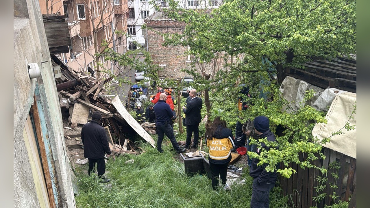 Tekirdağ'da Boş Ahşap Ev Çöktü
