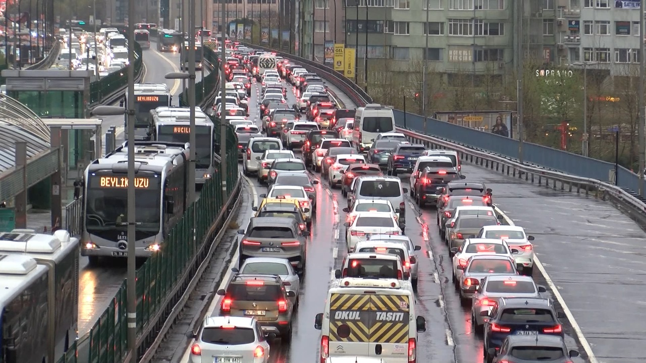 İstanbul'da Akşam Saatlerinde Trafik Yoğunluğu Artış Gösterdi
