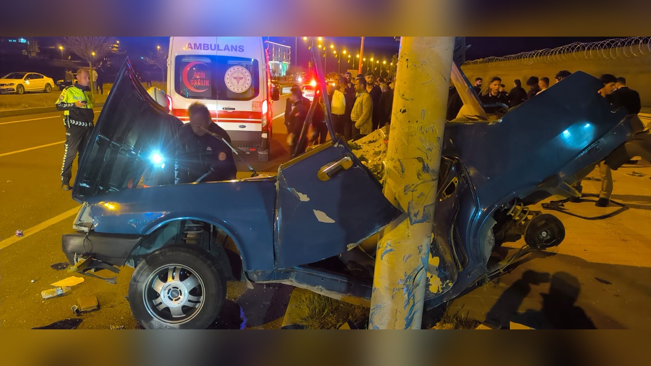 Mardin'de Direğe Çarpan Otomobilin Sürücüsü Ağır Yaralandı