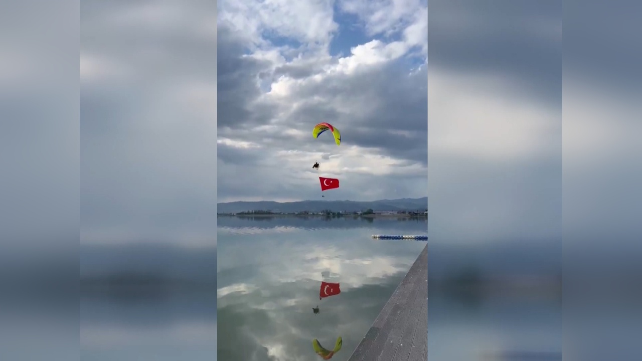 İznik Gölü'nde Paramotor Gösterisi Düzenlendi