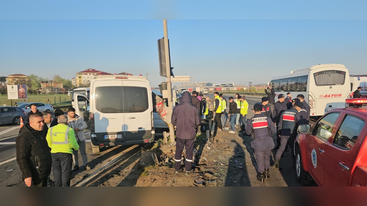 Tekirdağ'da İşçi Servis Minibüsleri Çarpıştı, 18 Kişi Yaralandı
