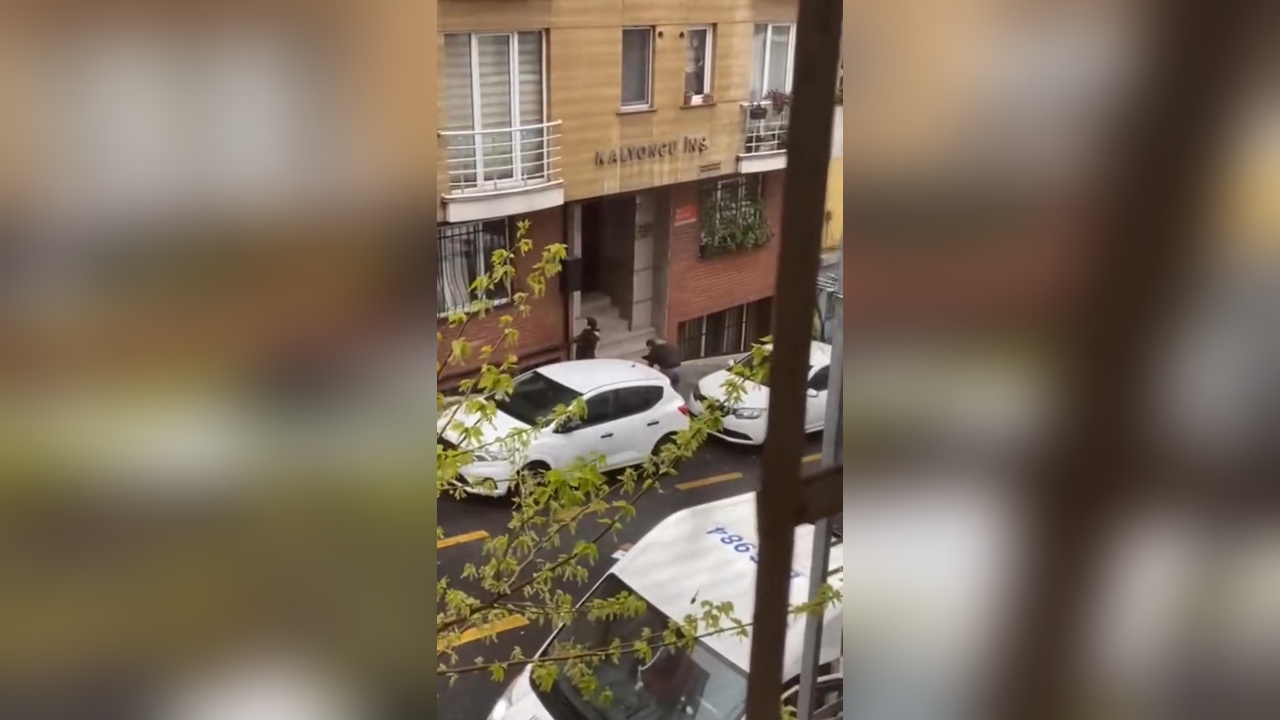 Kağıthane'de Komşu Kavgası: Taşlı Saldırı ve Polis Müdahalesi