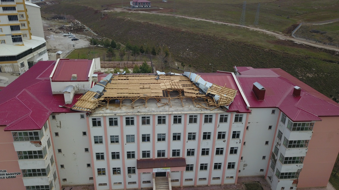 Bitlis'te Şiddetli Fırtına Okul Çatısını Söküp Attı