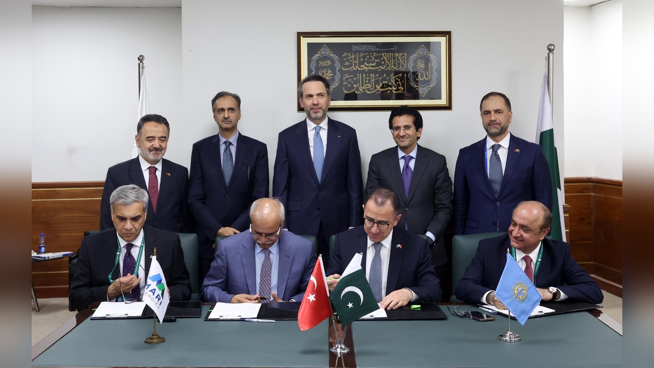 Bakan Bayraktar ve Pakistanlı Mevkidaşı Görüşme Gerçekleştirdi