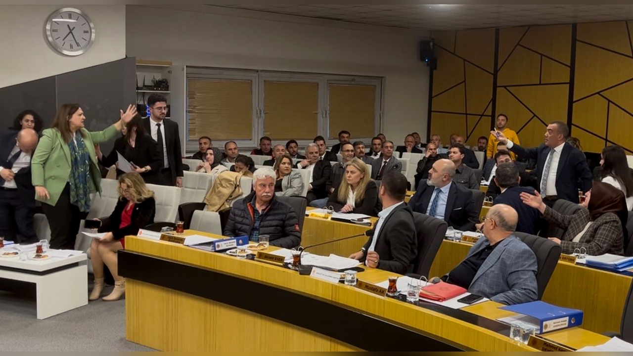 Belediye Meclisinde Gergin Anlar: Parmak Sallama Tartışması