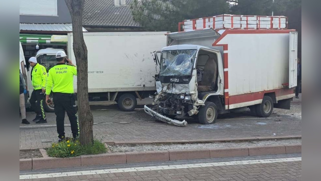 Kamyonet Park Halindeki Araca Çarptı, Sürücü Hayatını Kaybetti