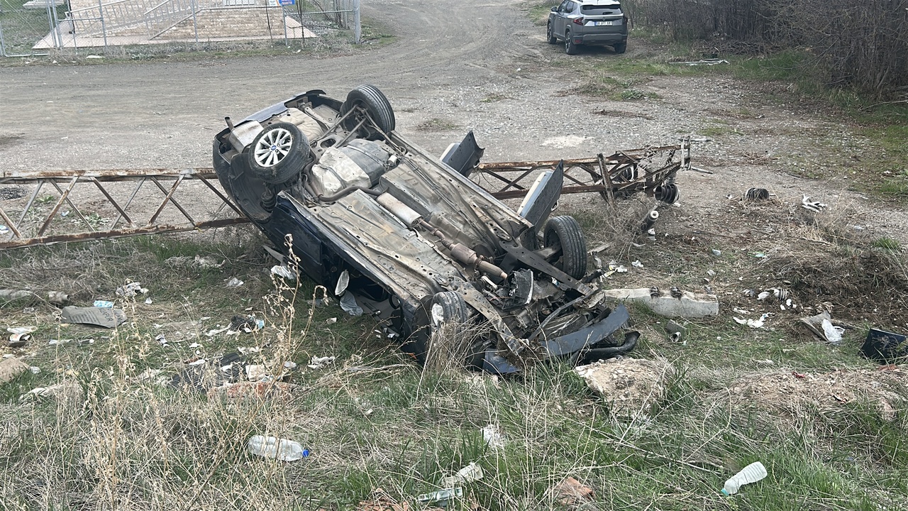 Sivas'ta Otomobil Şarampole Devrildi, 5 Kişi Yaralandı