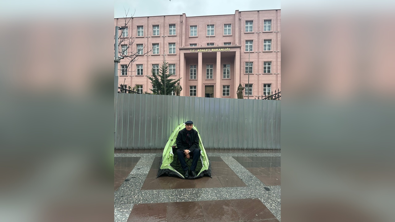 CHP'li Tanal, Adalet Bakanlığı Önünde Çadır Kurdu