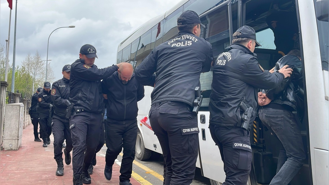 Sakarya'daki Silahlı Kavga Davasında 8 Şüpheli Adliyeye Sevk Edildi