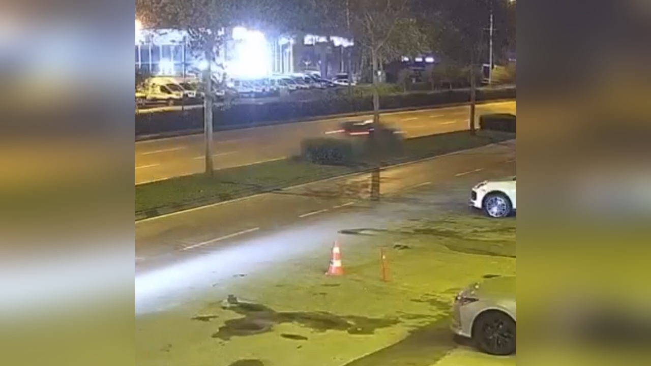 Otomobil Ağaca Çarptı, Sürücü Hayatını Kaybetti