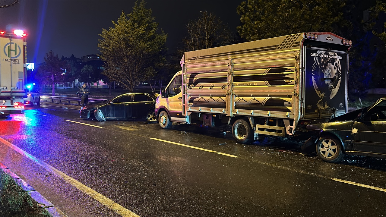 Kütahya'da Üç Araçlı Trafik Kazası: Beş Kişi Yaralandı