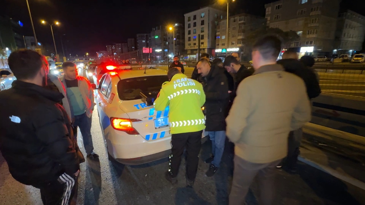 Avcılar'da D-100 Karayolu'nda Zincirleme Kaza Trafik Sıkışıklığına Neden Oldu