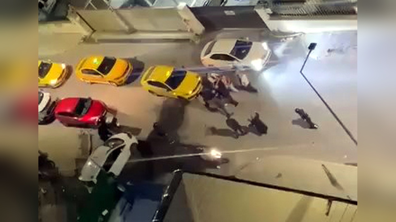 Avcılar'da Yurt Önünde Taksici ve Öğrenciler Arasında Kavga Yaşandı