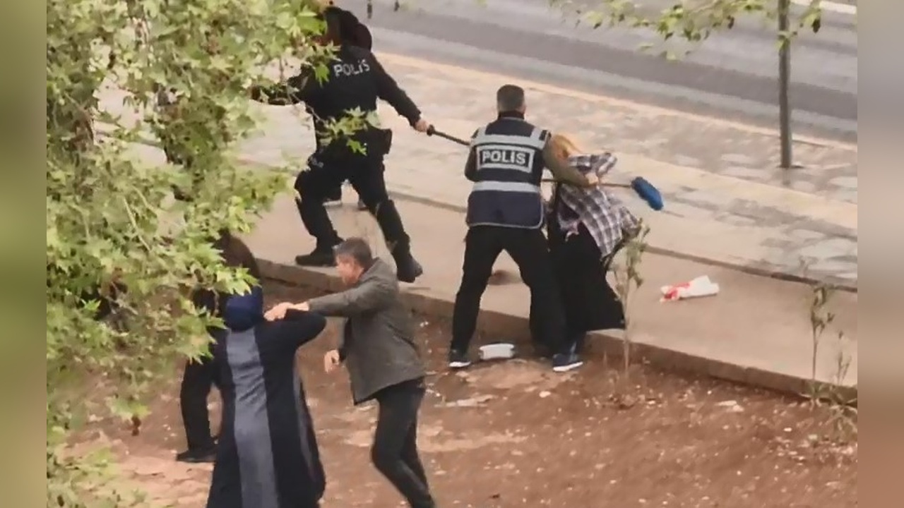 Adliye Önünde Kavga: Tekme ve Yumruklar Havada Uçuştu