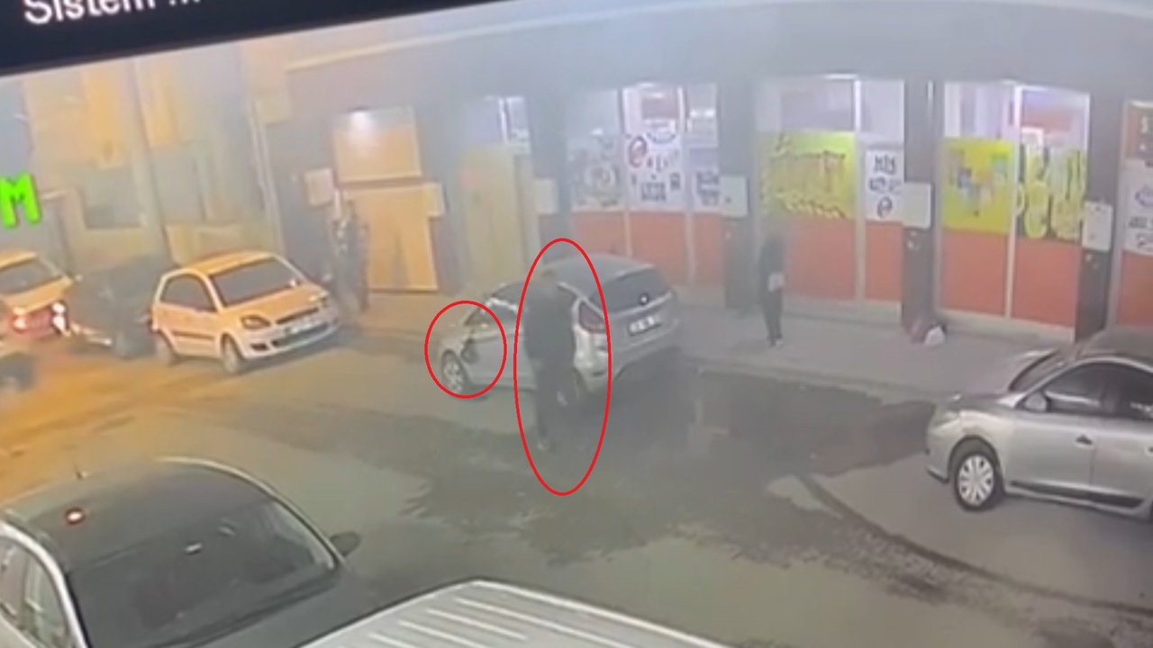 Park Halindeki Araca Tekme Atarak Zarar Verildi