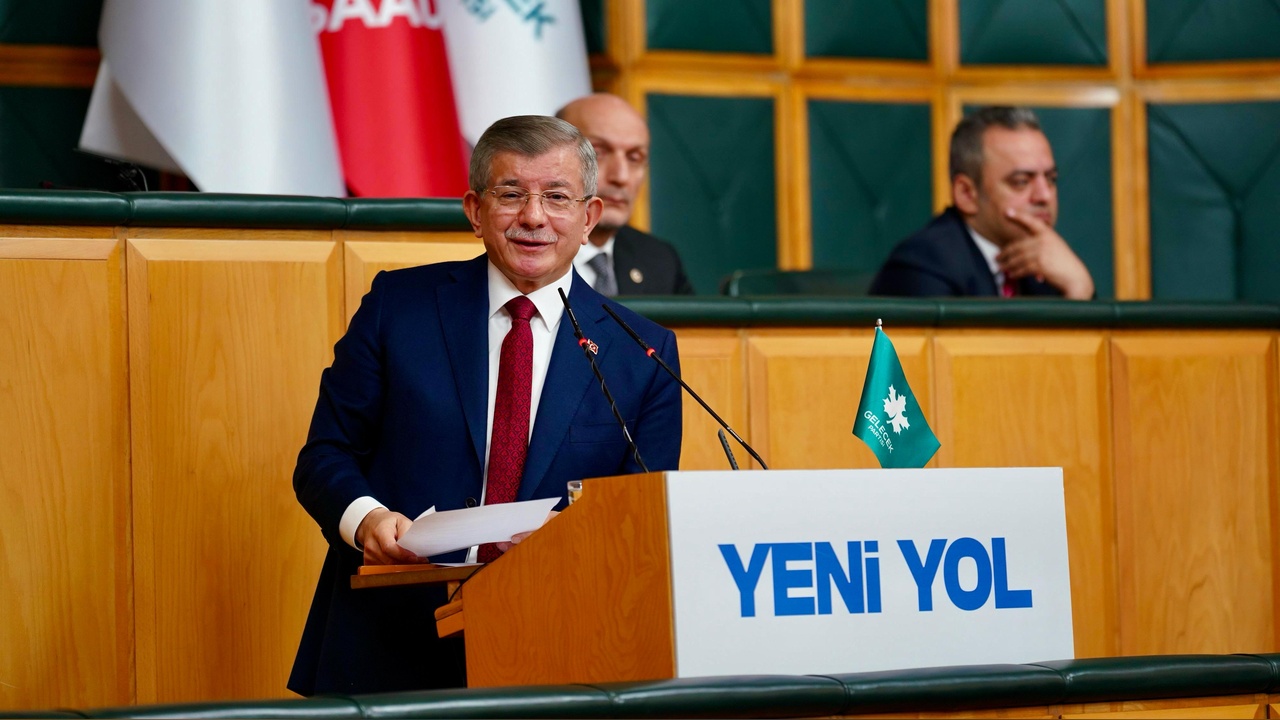 Babacan ve Davutoğlu, Grup Toplantısında Önemli Açıklamalarda Bulundu