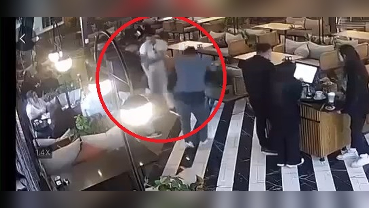 Kafede Dışarı Çıkmak İsteyen İki Kişiye Silahlı Saldırı