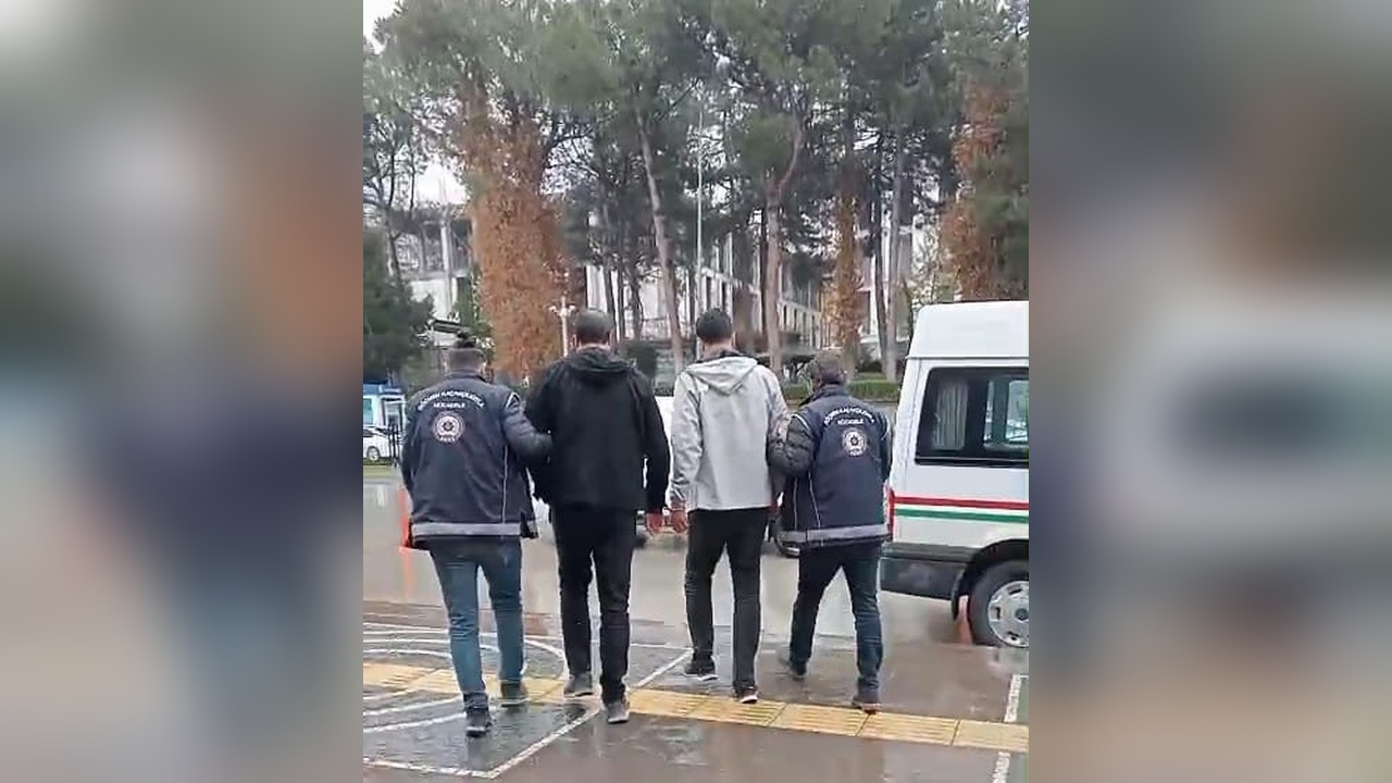 İki Kardeş ve TIR Şoförü Kaçak Göçmen Taşıma Suçlamasıyla Tutuklandı