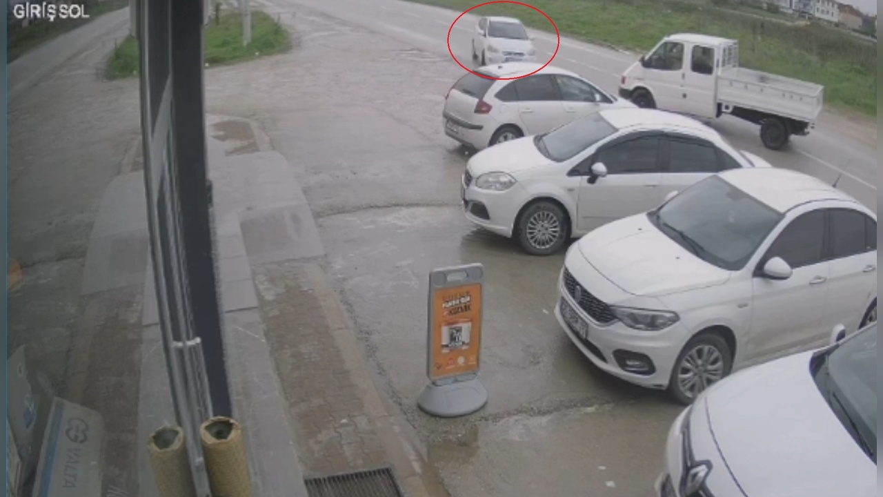 Park Halindeki Araçlara Çarpan Otomobilde 5 Yaralı