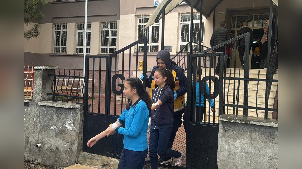Sivas'ta Gıda Zehirlenmesi Şüphesi: 13 Öğrenci Hastaneye Kaldırıldı
