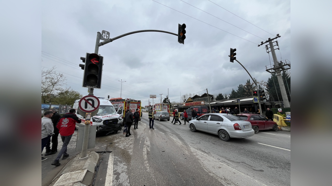 Ambulansla Çarpışan Otomobilde Baba ve Oğlu Yaralandı