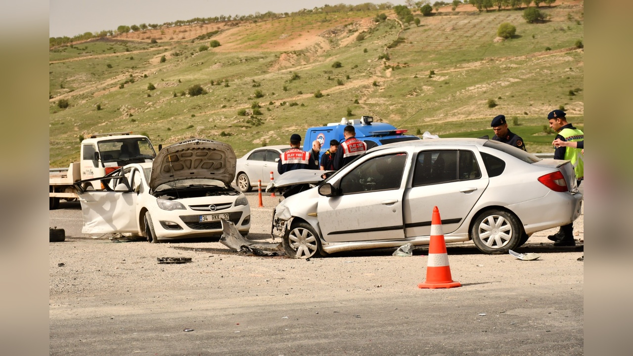 Adıyaman'da Trafik Kazası: Bir Kişi Hayatını Kaybetti, Sekiz Yaralı