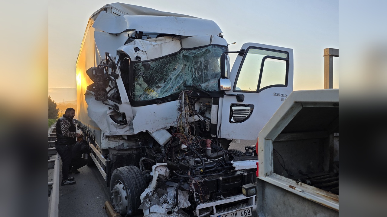 Kocaeli'de TIR ile Kamyon Çarpıştı: Şoför Yaralı