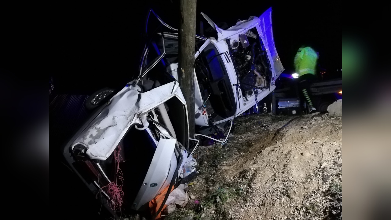 Malatya'da Direğe Çarpan Otomobilde Kaza: Bir Ölü, İki Yaralı