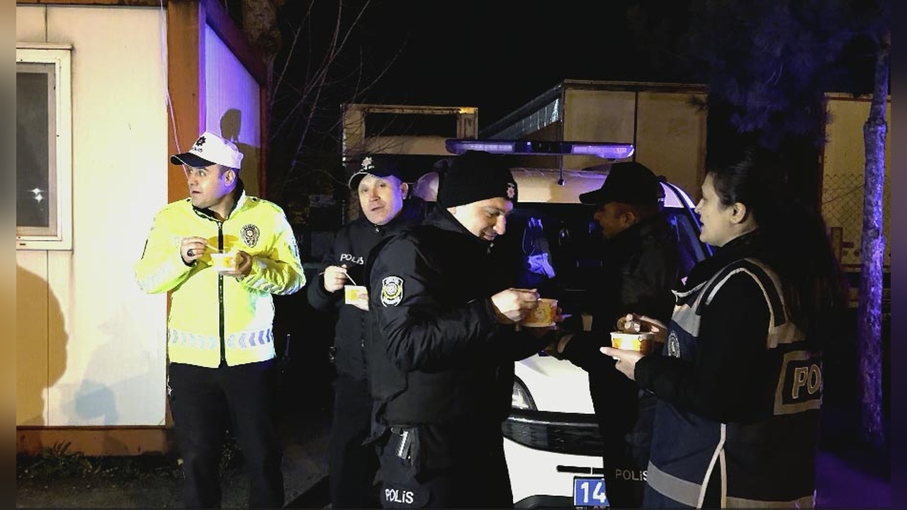 Kızılay, Soğuk Hava Koşullarında Görev Yapan Polislere Sıcak Çorba İkram Etti