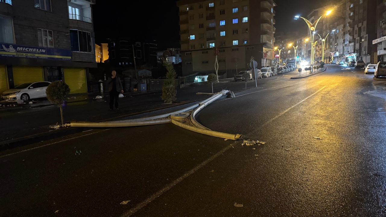Hakkari'de Şiddetli Rüzgar Eğitimi Durdurdu