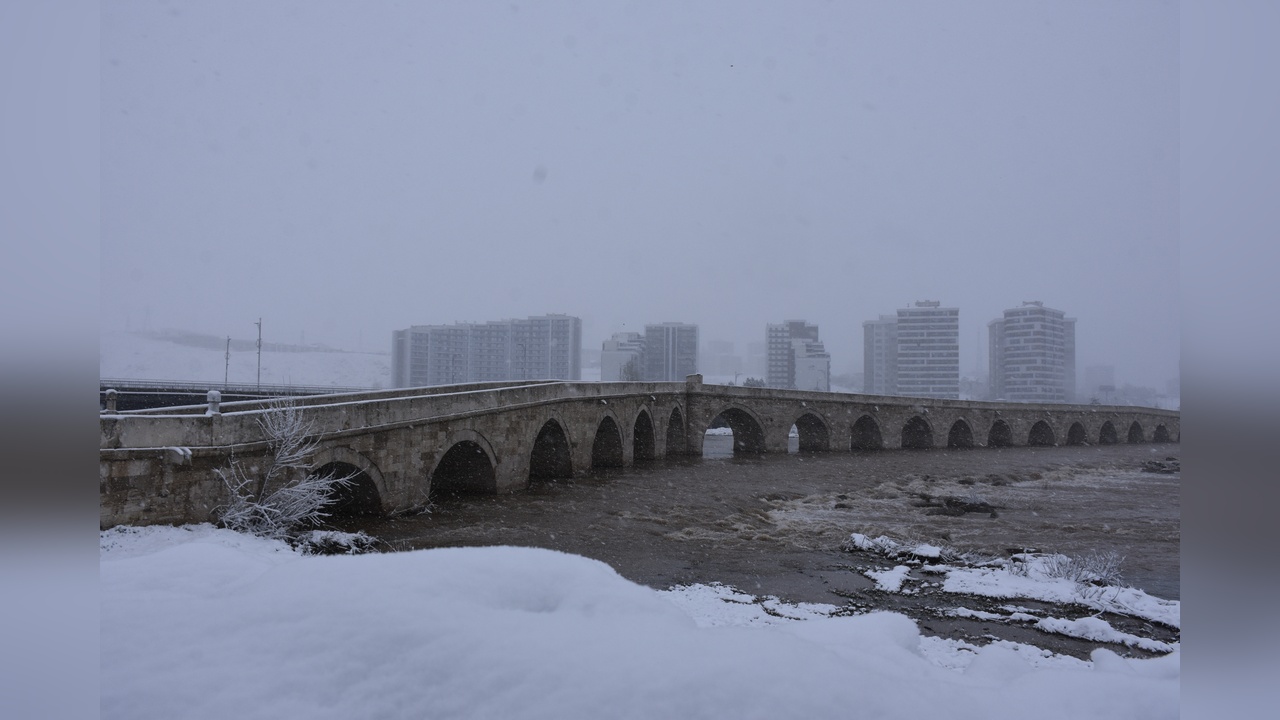 Sivas'ta Yoğun Kar Yağışı Etkili Oluyor