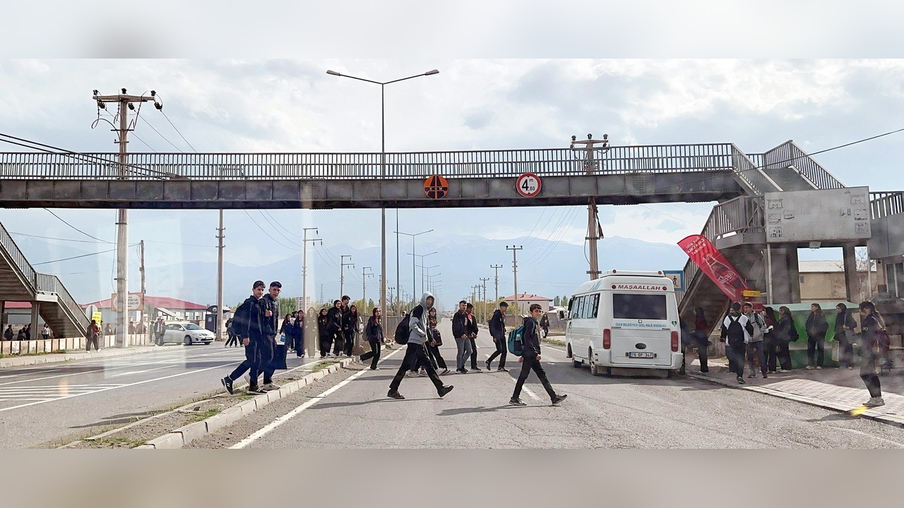 Üst Geçit Kullanılmıyor: Öğrenciler Tehlikede