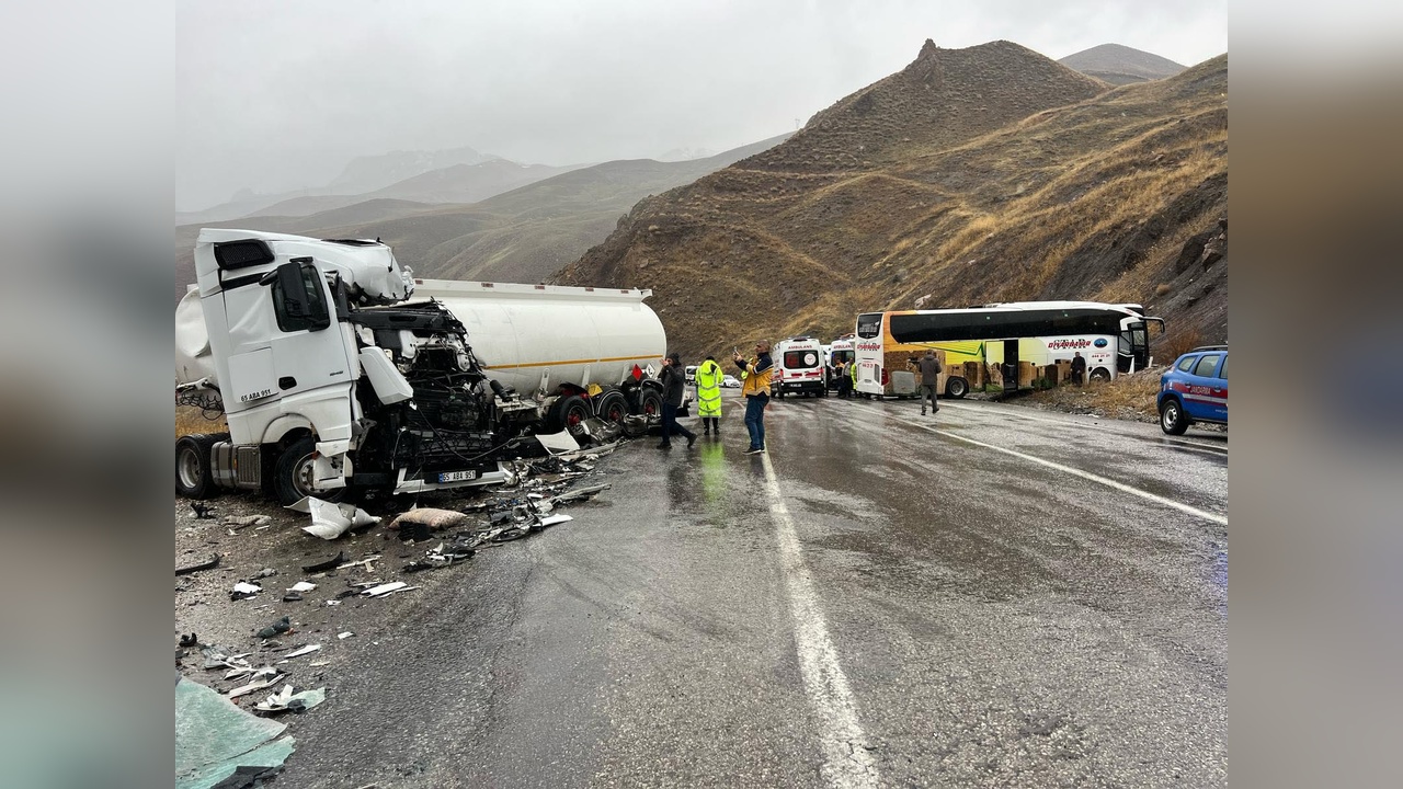 Tanker ve otobüs çarpışması: 1 kişi hayatını kaybetti, 9 kişi yaralandı